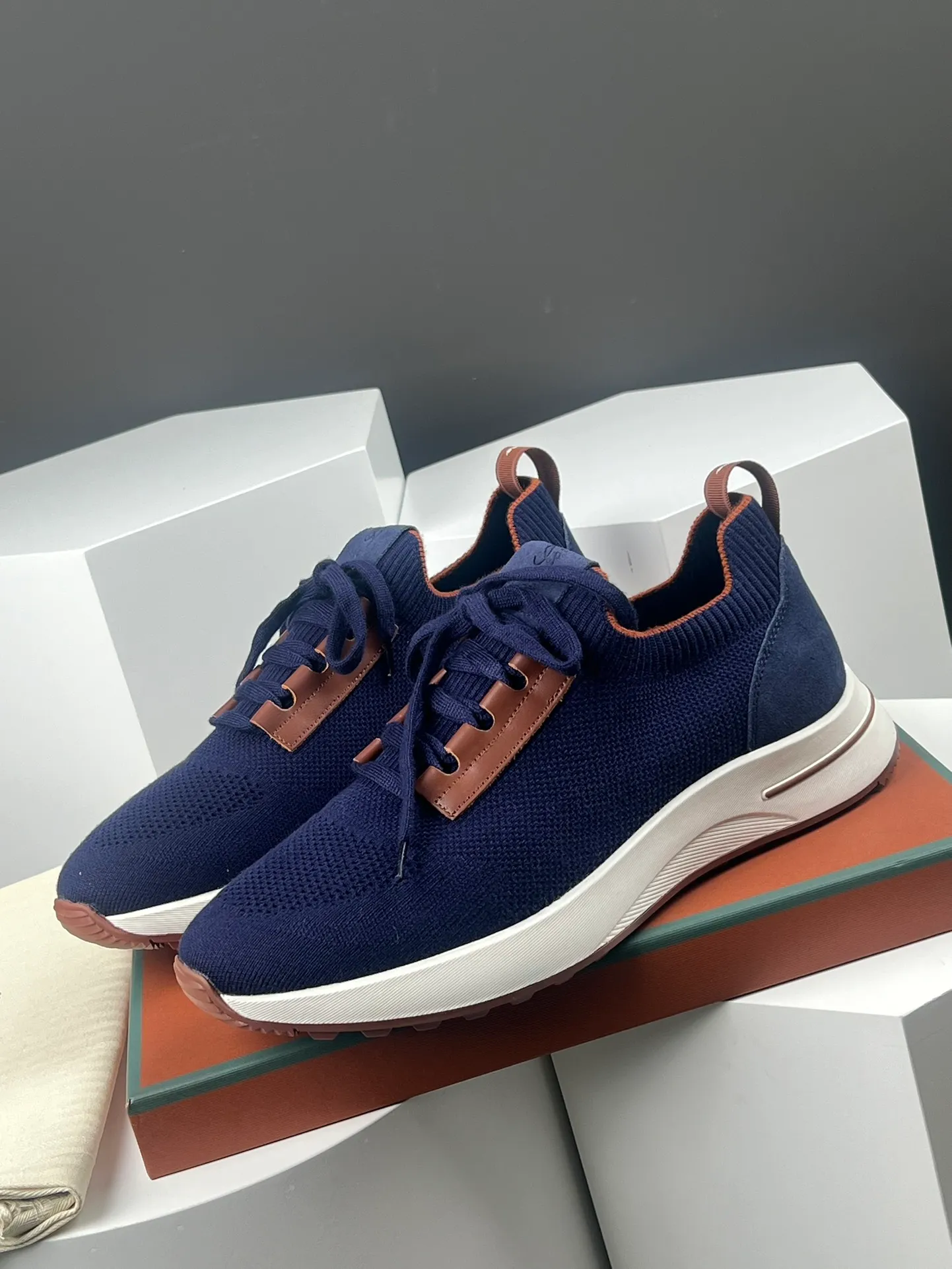 Factory price 420💰L men's shoes💰New product on sale Loro men's shoes💰iana knitted sneakers｜Made of Wish wool blended fabric｜The upper is made of unique knitted fabric production technology｜Comprehensive one-to-one restoration of the counter process｜Additional original molded rubber three-color combination technology outsole｜Size: 39-44 (customized at 45.46)
